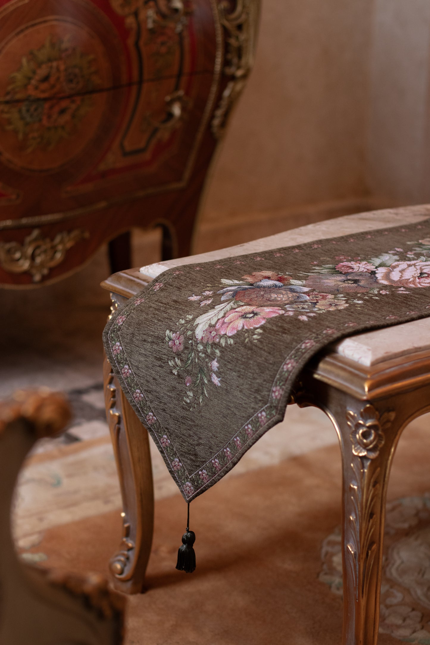 Classic Roses Runner