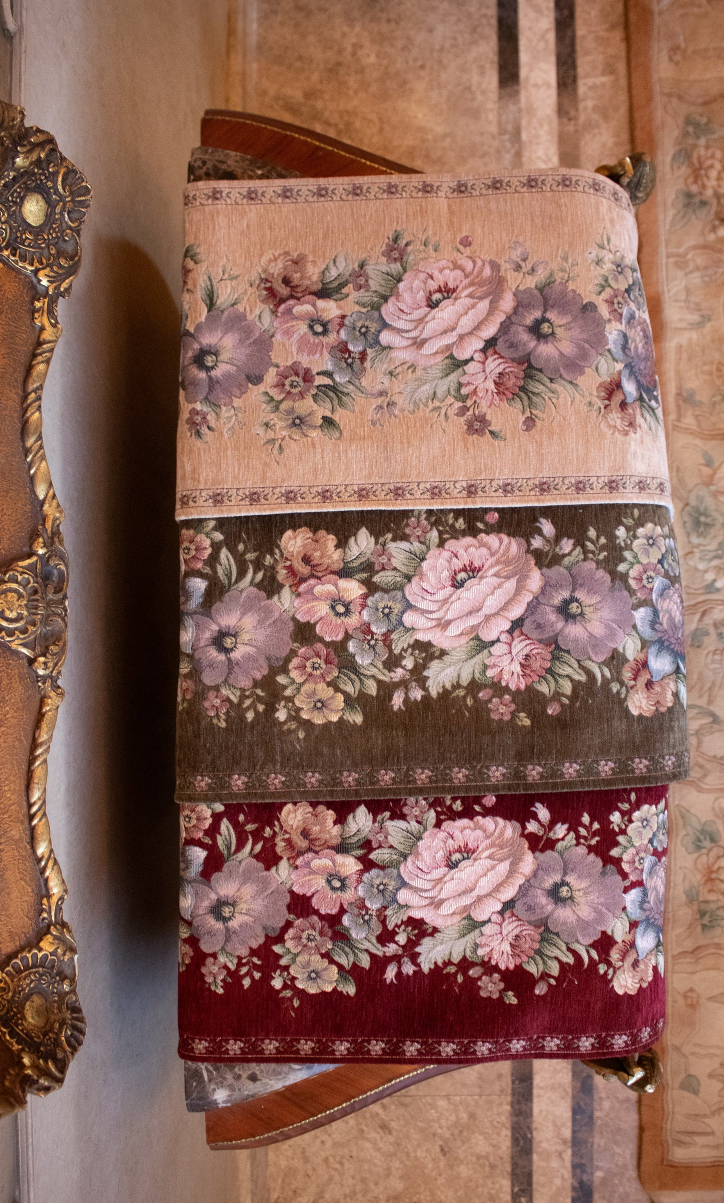 Classic Roses Runner