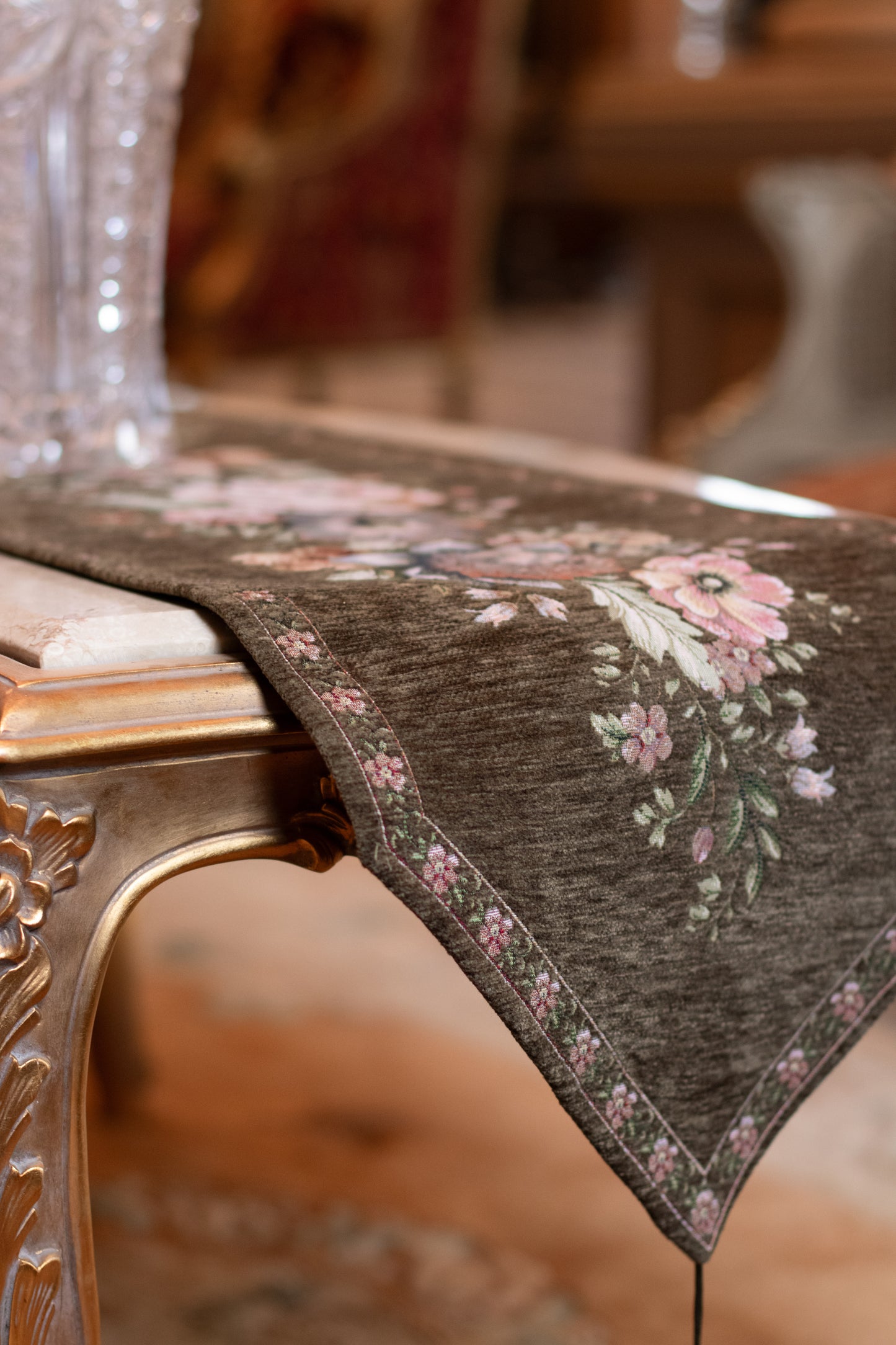Classic Roses Runner
