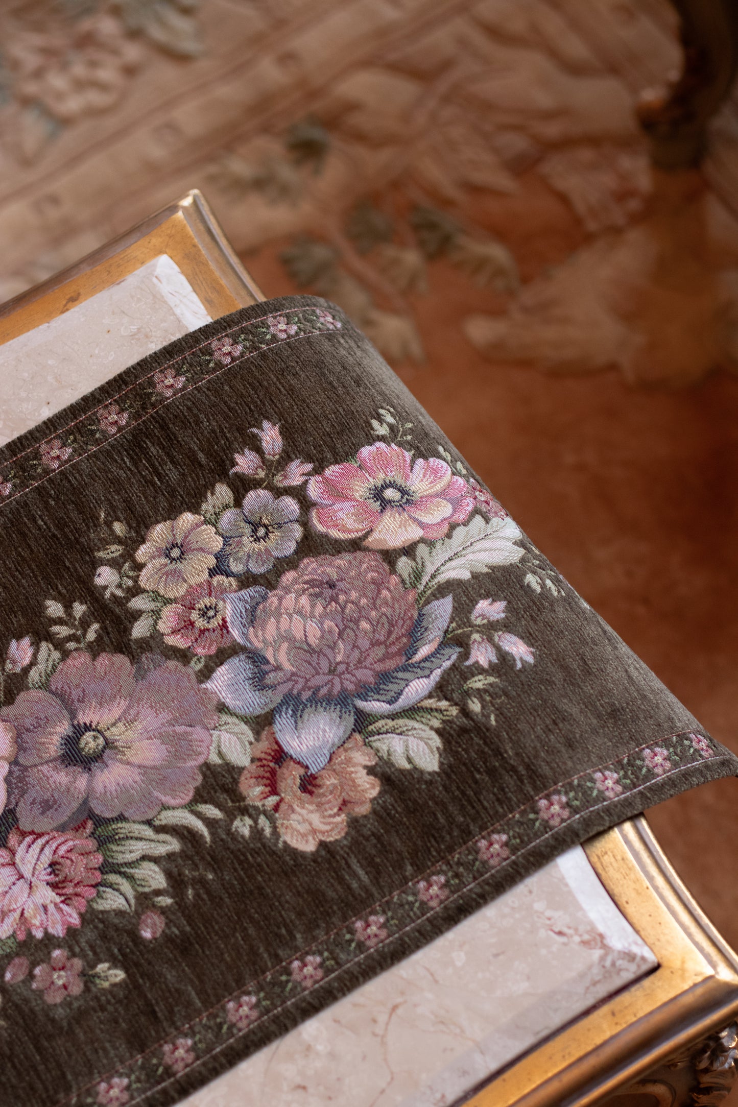 Classic Roses Runner