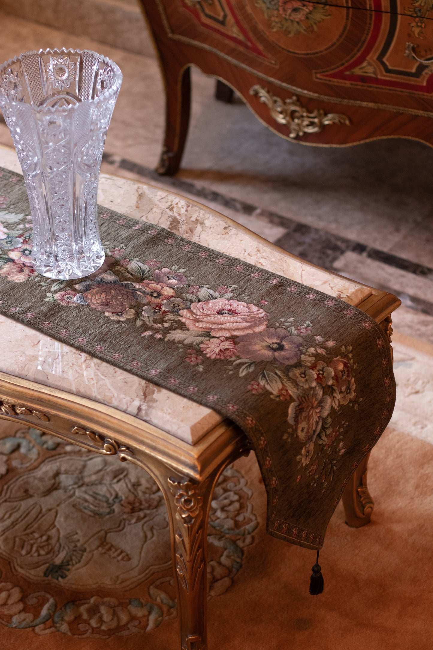 Classic Roses Runner