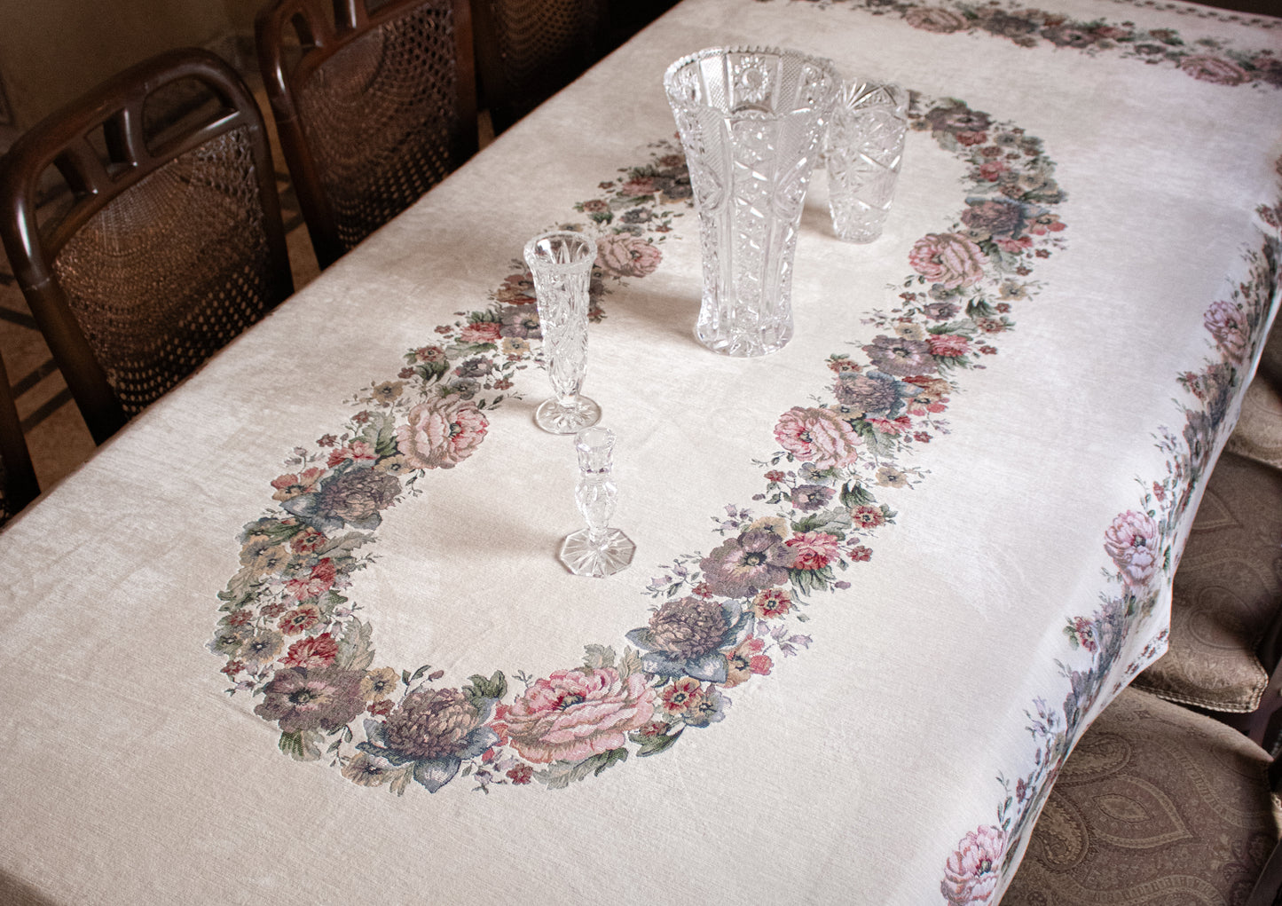 Classic Roses dining tablecloth