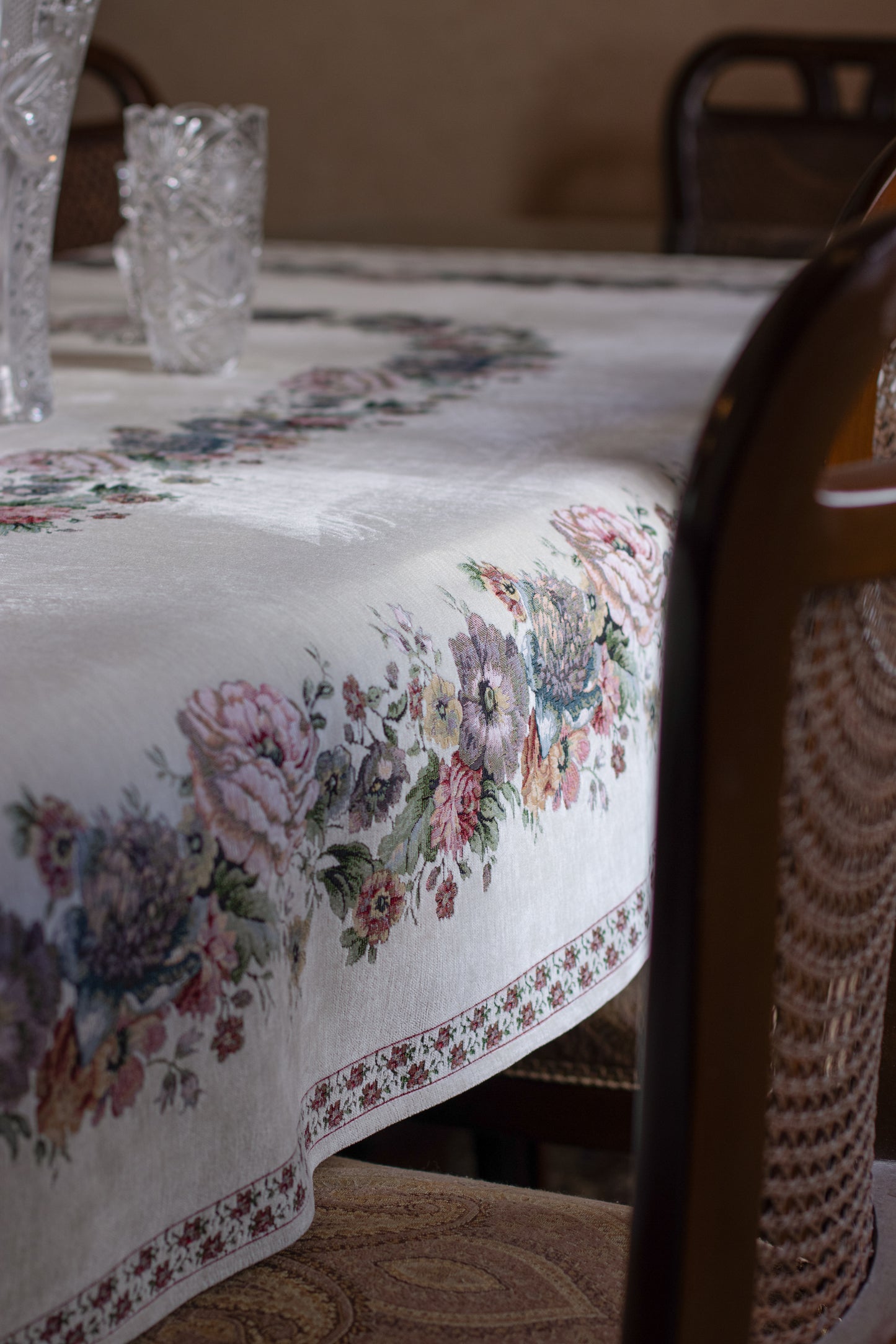 Classic Roses dining tablecloth