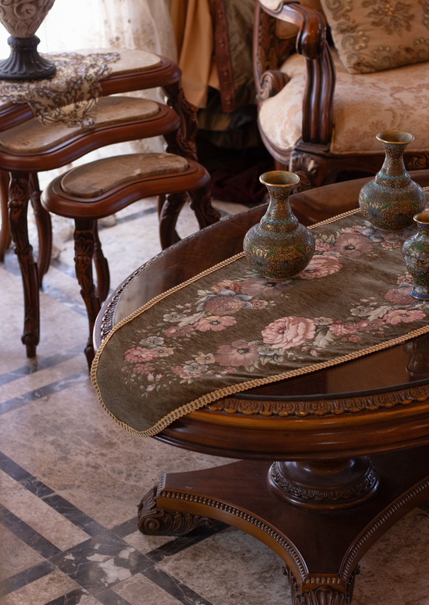 Classic Roses oval Runner