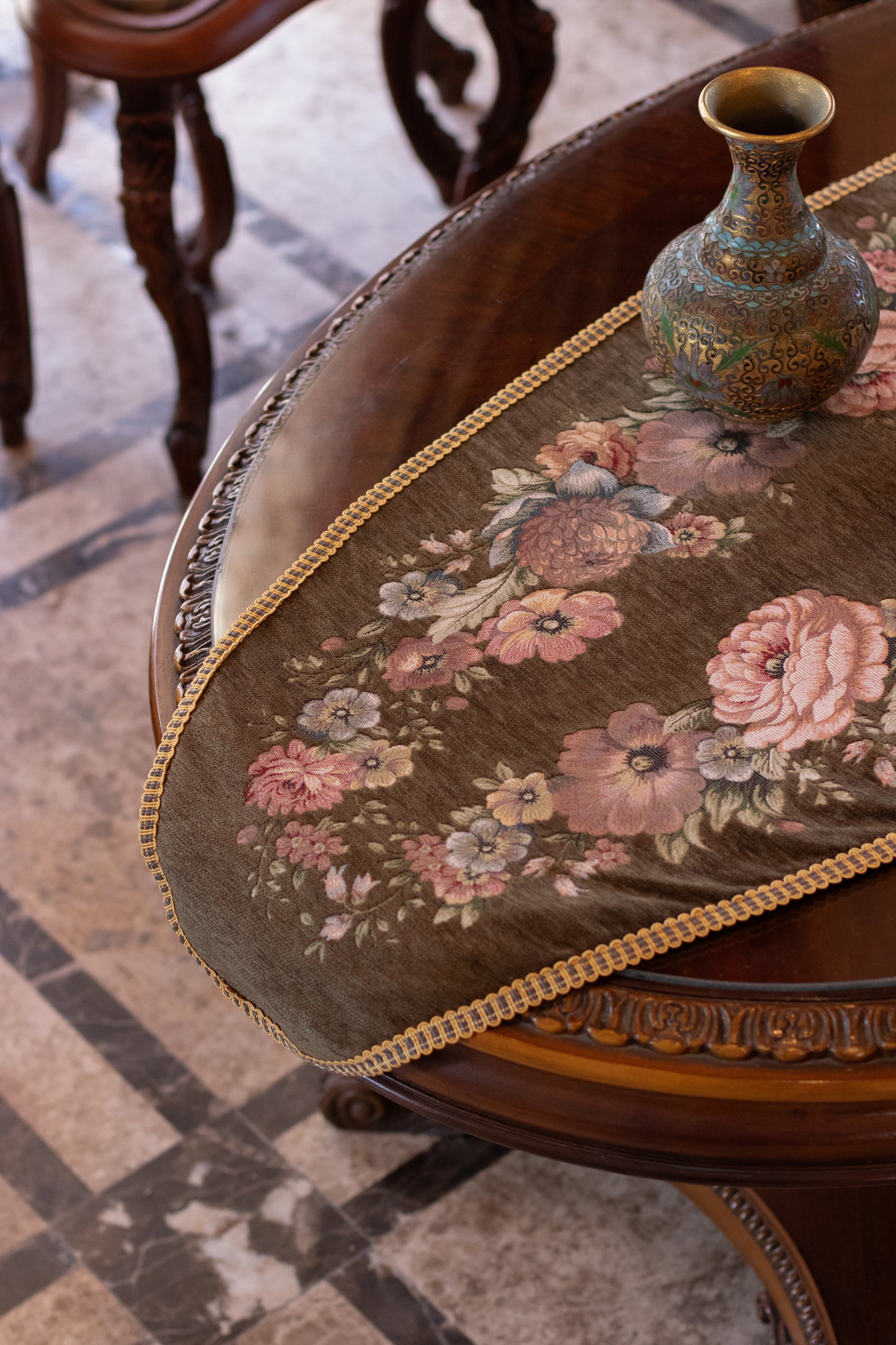 Classic Roses oval Runner