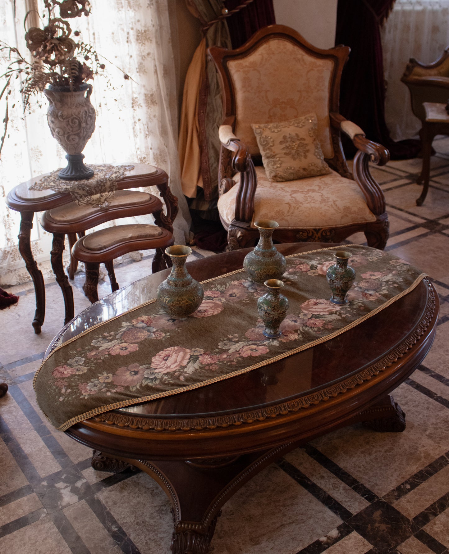 Classic Roses oval Runner