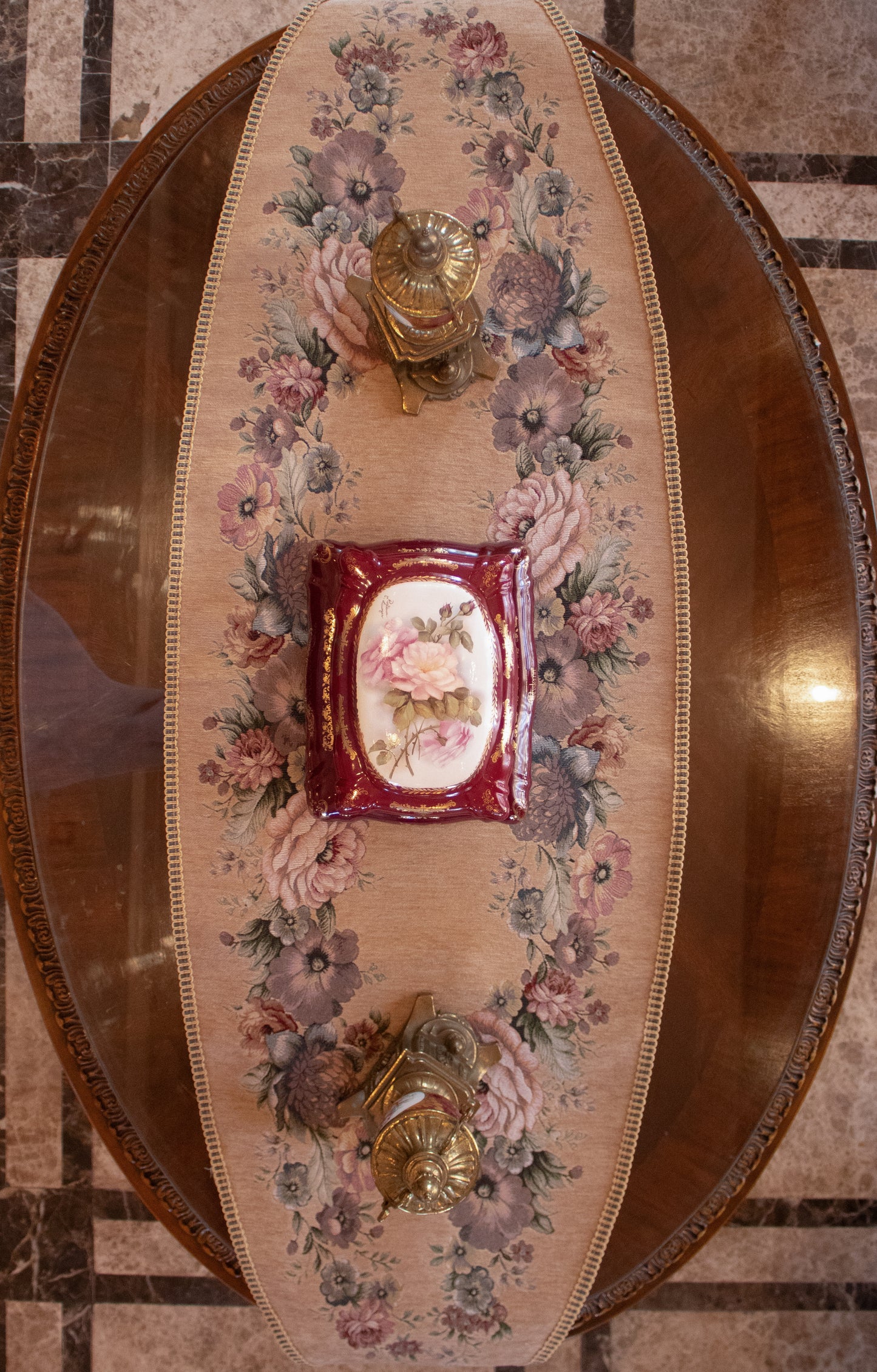 Classic Roses oval Runner