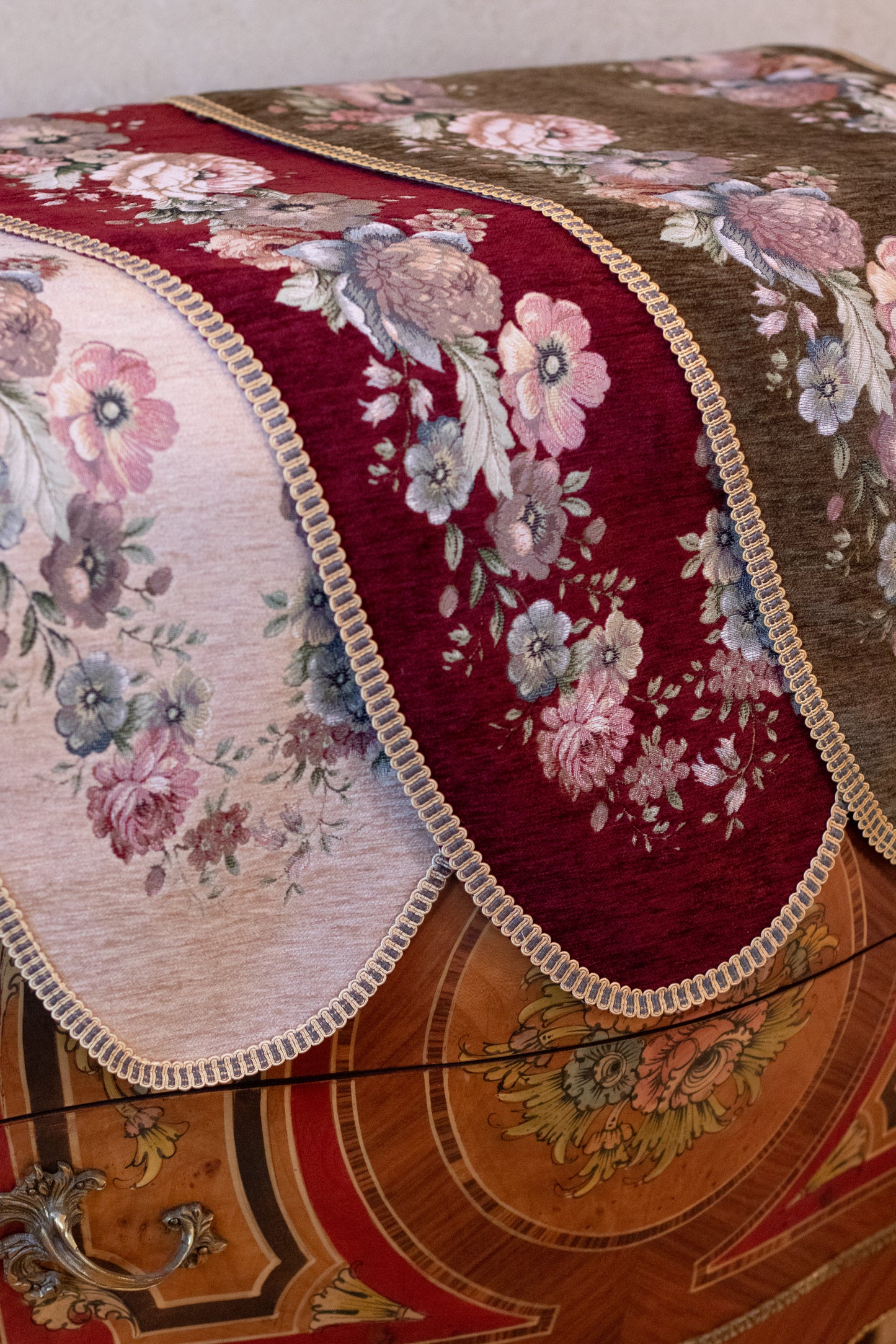 Classic Roses oval Runner